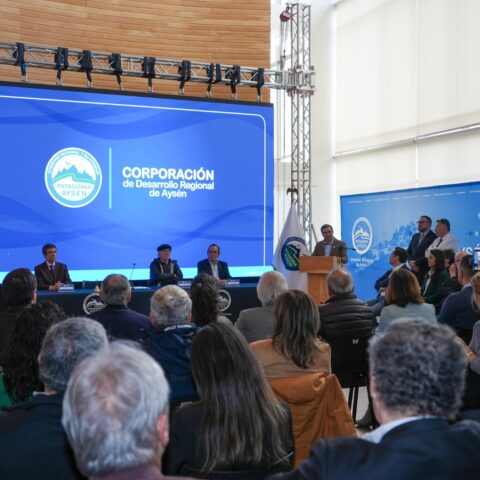 Familias asisten a una ceremonia en un auditorio