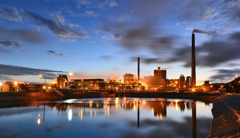 Planta de CMPC en Guaíba al atardecer junto a una laguna