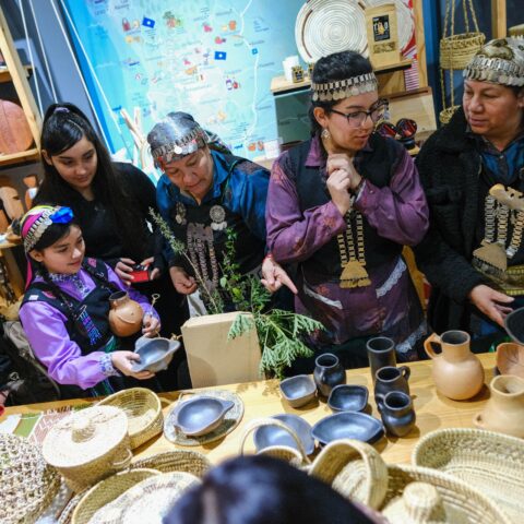 Comunidad educativa en una feria de aprendizajes